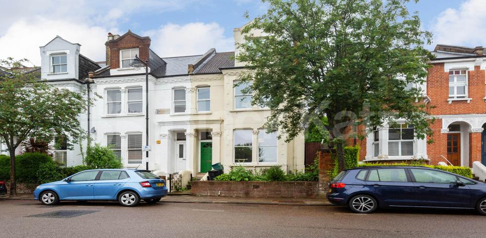 			6 Bedroom, 2 bath, 2 reception Flat			 Parolles Road, Archway